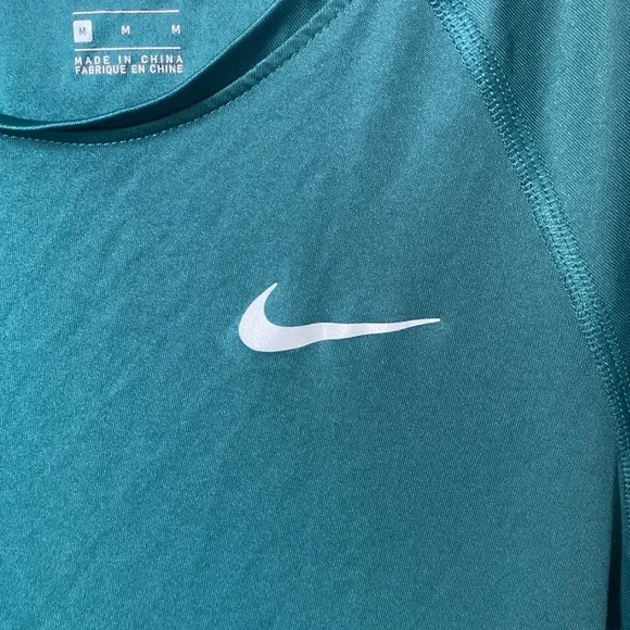 Shimmer Green Nike Running workout top size medium women’s like new condition - Picture 4 of 6